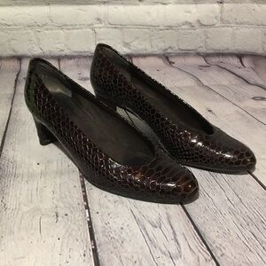 Stuart Weitzman Brown snake skin heels Sz 5 1/2